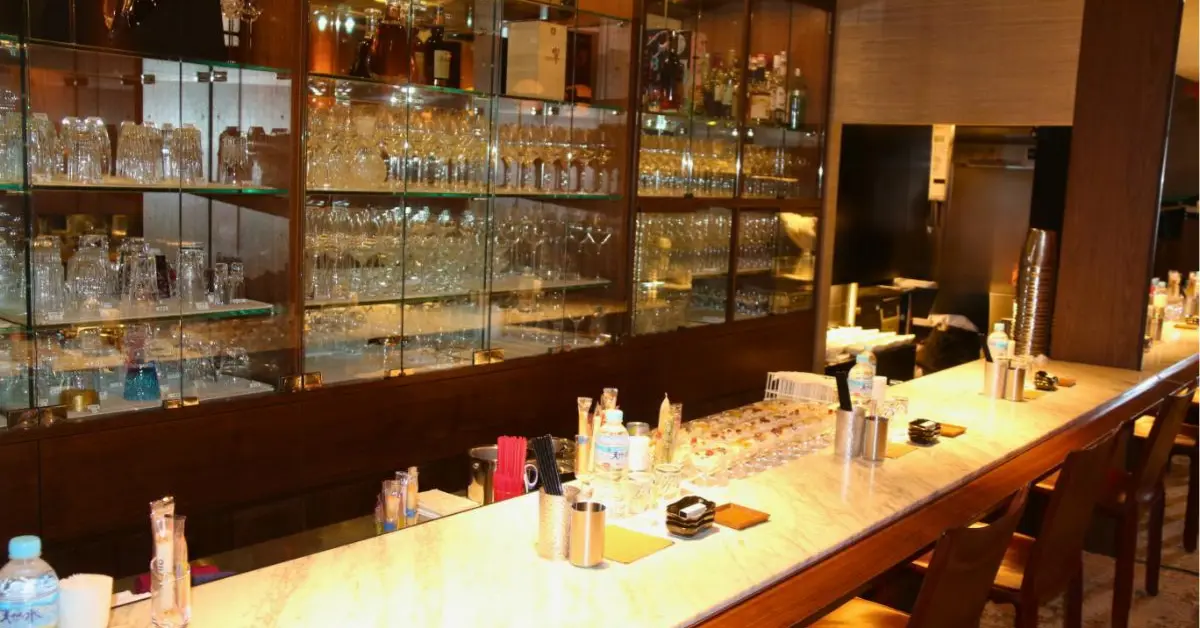 銀座サードフロアー（THIRD FLOOR）のメインフロアをカウンター側から撮影した店内内装