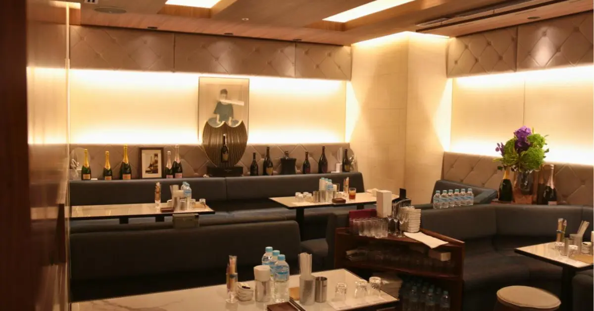 銀座サードフロアー（THIRD FLOOR）のメインフロアをテーブル側から撮影した店内内装