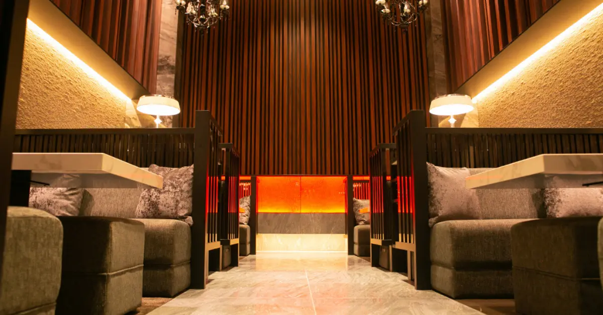 ｛銀座 轍 （wadachi）｝のメインフロア 店内内装 通路側から撮影