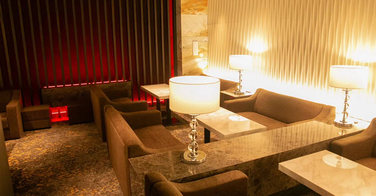 ｛銀座 轍 （wadachi）｝のメインフロア 店内内装 ソファ側から撮影