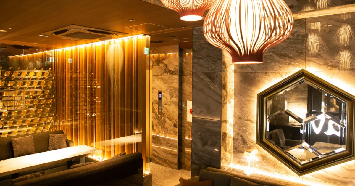 ｛銀座 轍 （wadachi）｝のメインフロア 店内内装 テーブル側から撮影