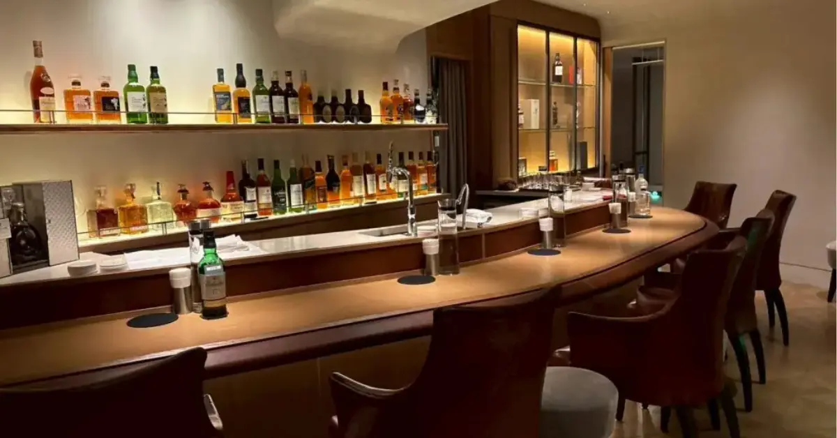 銀座ヨシ（予詩）のメインフロアカウンターを撮影した店内内装