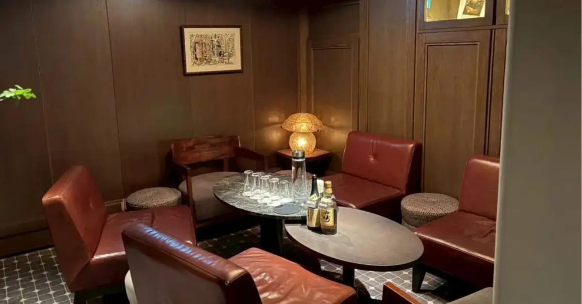 銀座ヨシ（予詩）のメインフロアをソファ側から撮影した店内内装