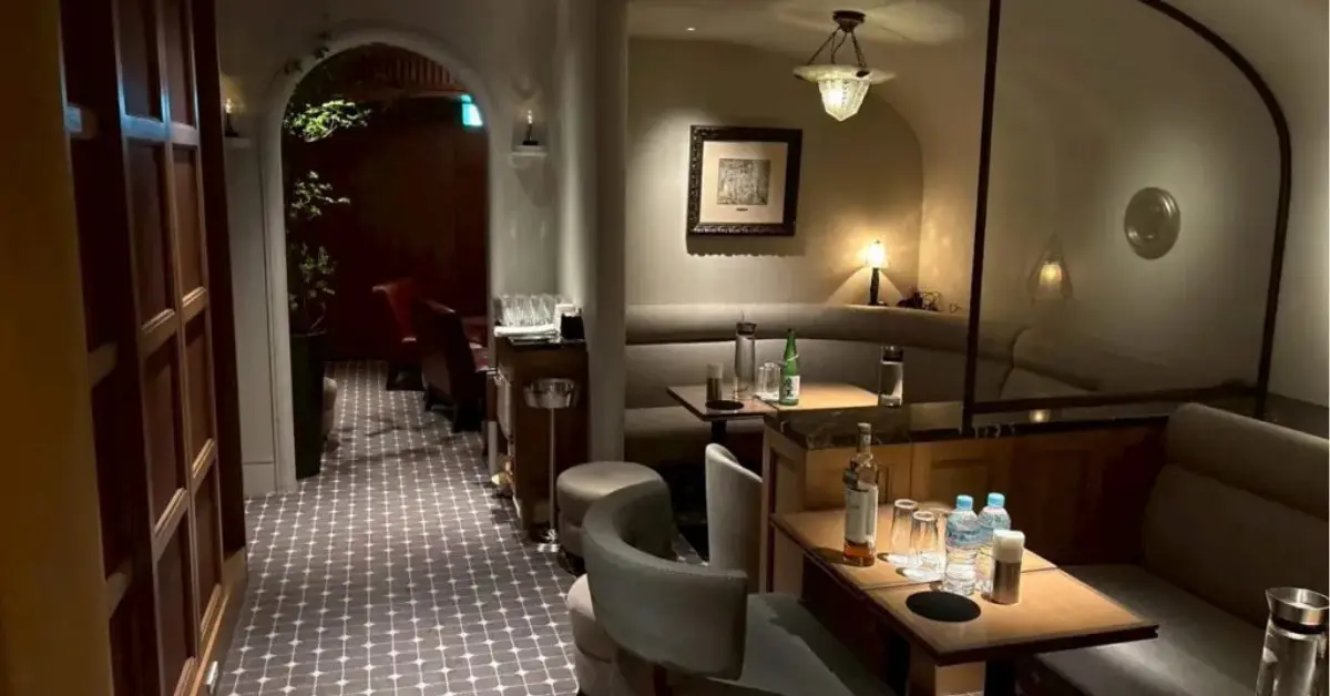 銀座ヨシ（予詩）のメインフロアをテーブル側から撮影した店内内装