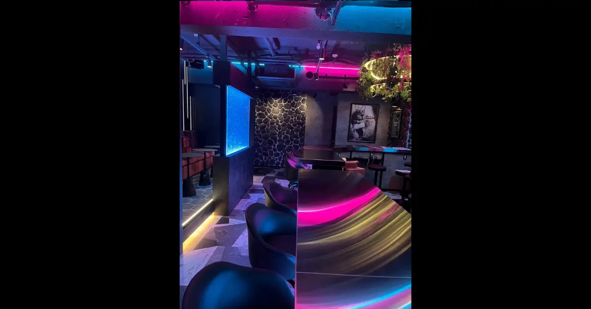 船橋ガーデン（garden）のメインフロアをソファ側から撮影した店内内装