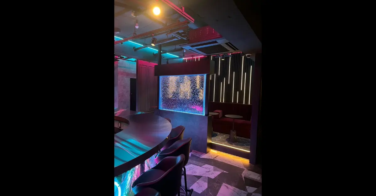 船橋ガーデン（gardenn）のメインフロアを通路側から撮影した店内内装