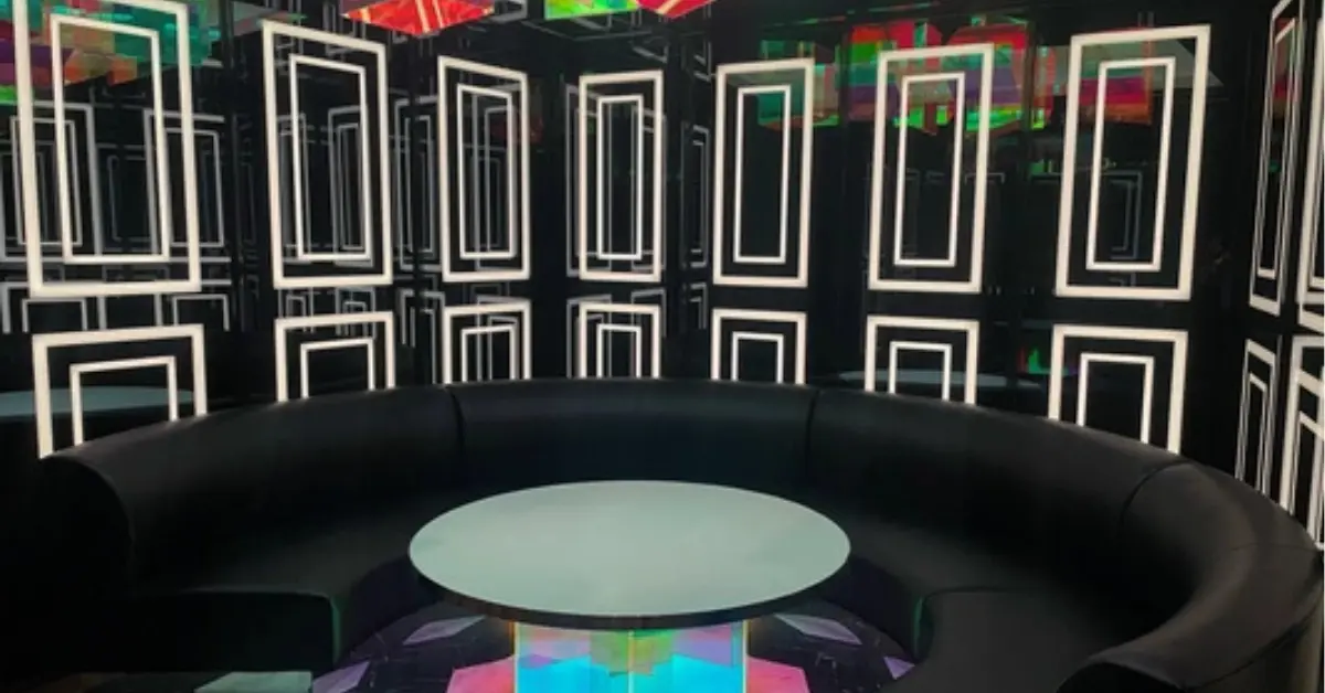 南越谷 レジェ (Club Leger)のVIPルームをテーブル側から撮影した店内内装