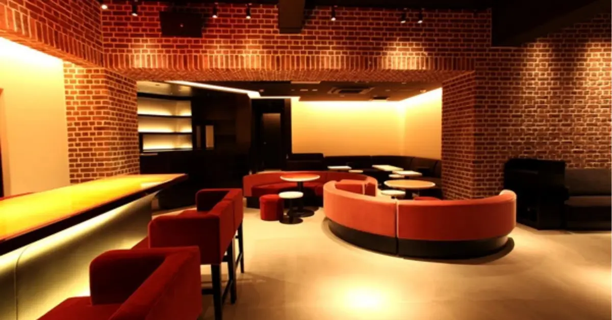 大宮レジェ（Night Cafe Leger）のメインフロアを通路側から撮影した店内内装