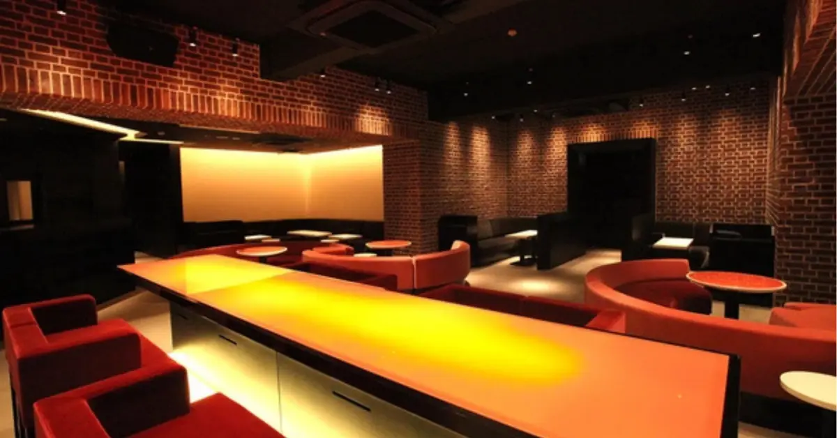 大宮レジェ（Night Cafe Leger）のメインフロアをカウンター側から撮影した店内内装