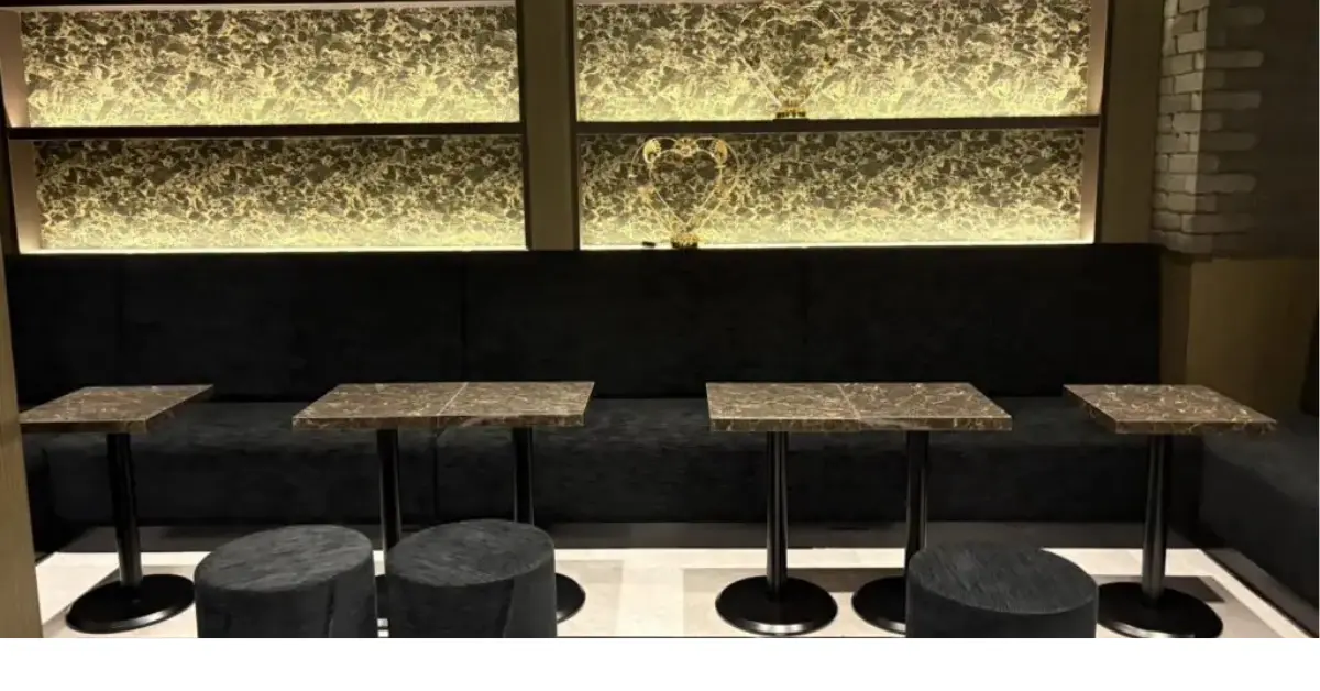 新宿歌舞伎町ハイスクールナナプラザ（HIGH SCHOOL NANA PLAZA）のメインフロアを通路側から撮影した店内内装