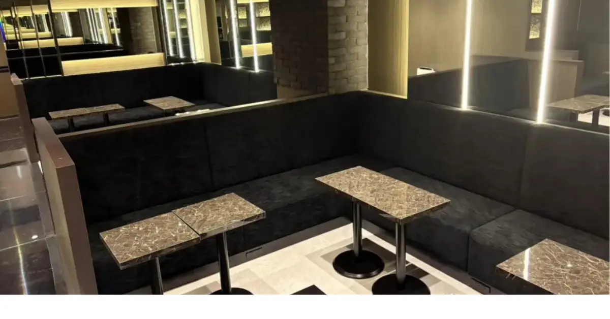 新宿歌舞伎町ハイスクールナナプラザ（HIGH SCHOOL NANA PLAZA）のメインフロアを撮影した店内内装