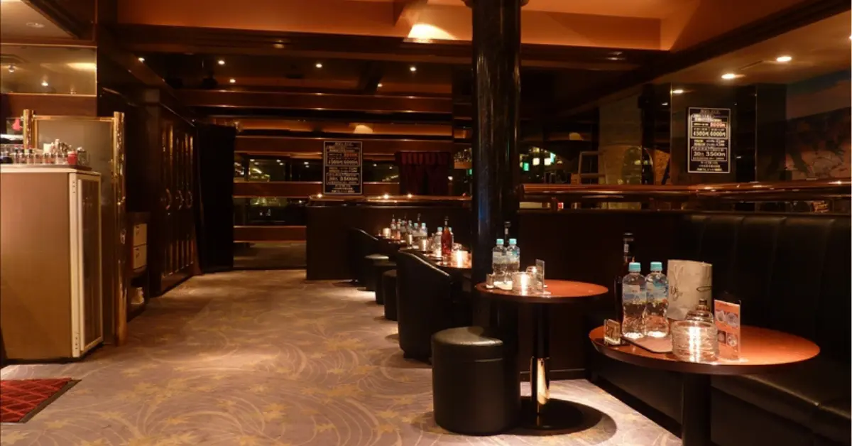 巣鴨グランドキャニオン（New Club Grand Canyon）のメインフロアを通路側から撮影した店内内装