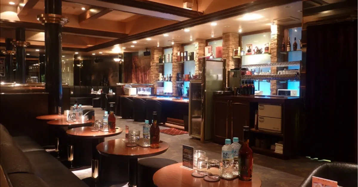 巣鴨グランドキャニオン（New Club Grand Canyon）のメインフロアをソファ側から撮影した店内内装