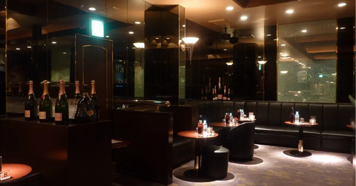 巣鴨グランドキャニオン（New Club Grand Canyon）のメインフロアをテーブル側から撮影した店内内装