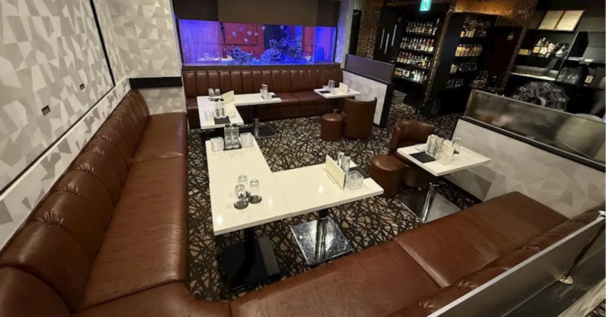 千葉 富士見町 キングアンドジョーカー（King&JOKER）のメインフロアをソファ側から撮影した店内内装