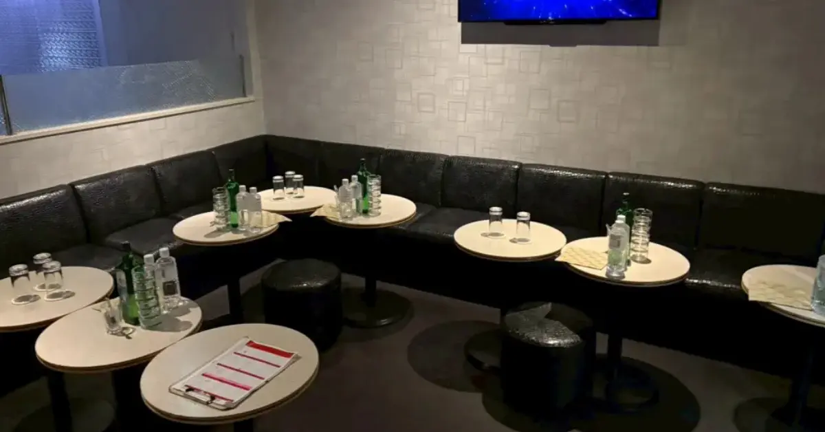 千葉 富士見町 グランヴァレ（gran Valle）のメインフロアをソファ側から撮影した店内内装