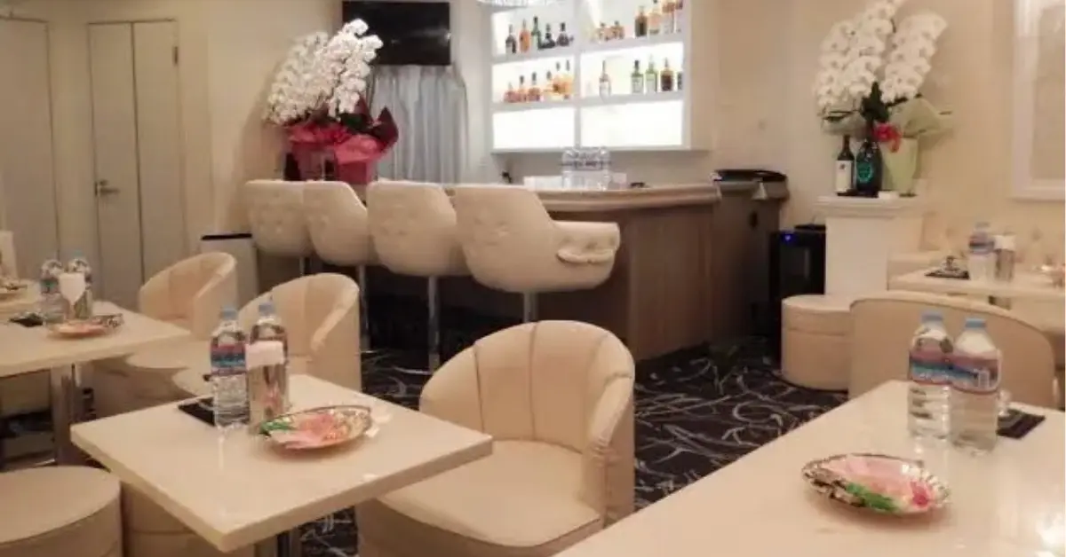 銀座テンカラット（10ct）のメインフロアをテーブル側から撮影した店内内装