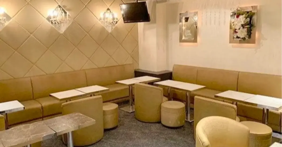 銀座エース（ACE）のメインフロアを通路側から撮影した店内内装