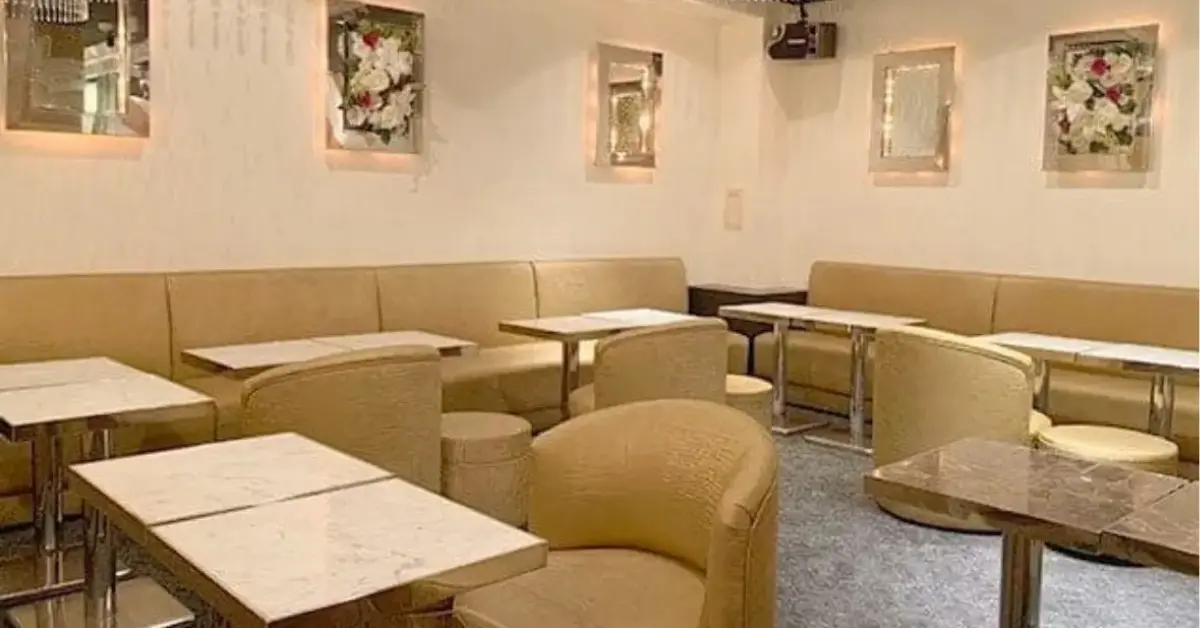 銀座エース（ACE）のメインフロアをテーブル側から撮影した店内内装