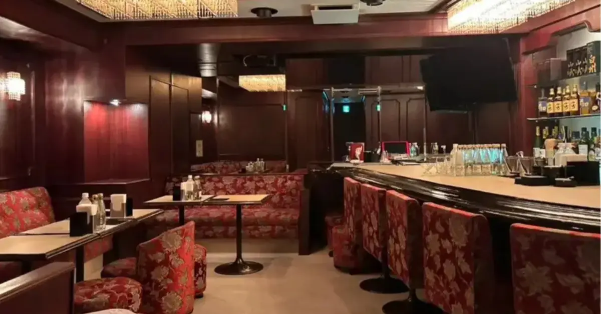 銀座アイ（AI）のメインフロアをカウンター側から撮影した店内内装