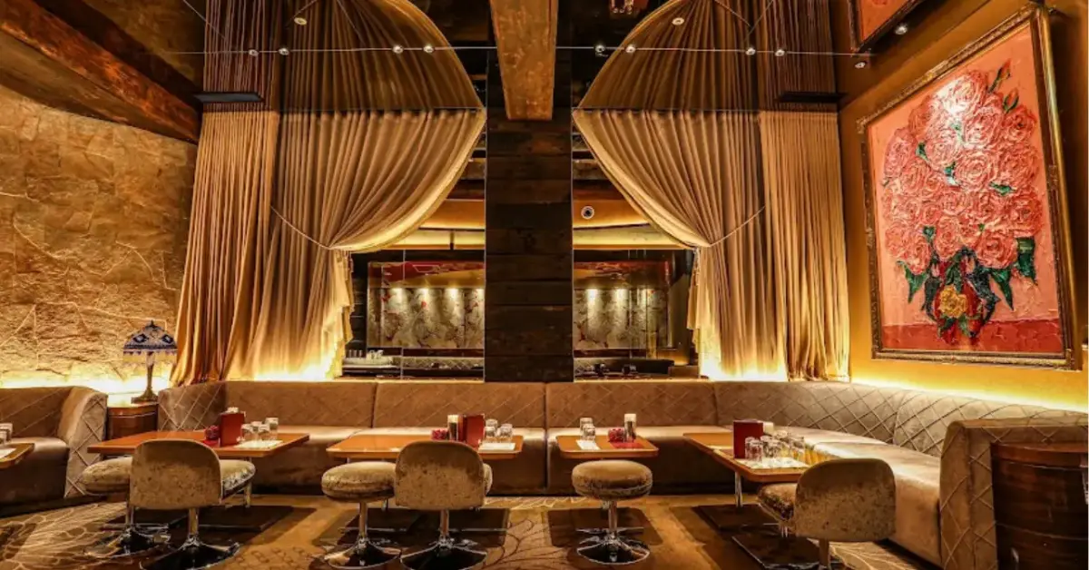 銀座アカネ（茜）のメインフロアを通路側から撮影した店内内装