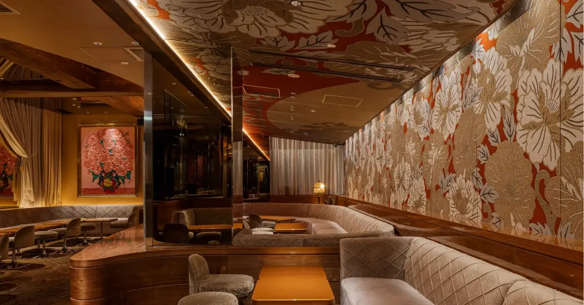 銀座アカネ（茜）のメインフロアをソファ側から撮影した店内内装