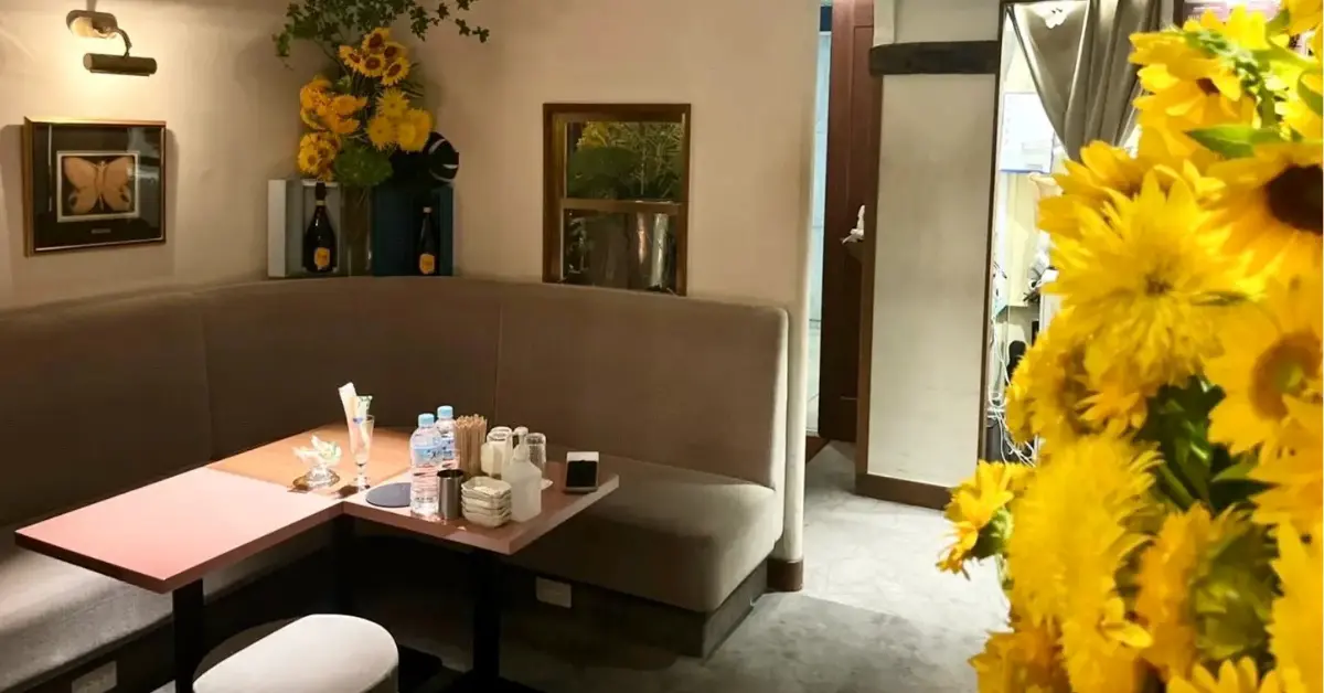 銀座アオキ（葵木）のメインフロアを通路側から撮影した店内内装