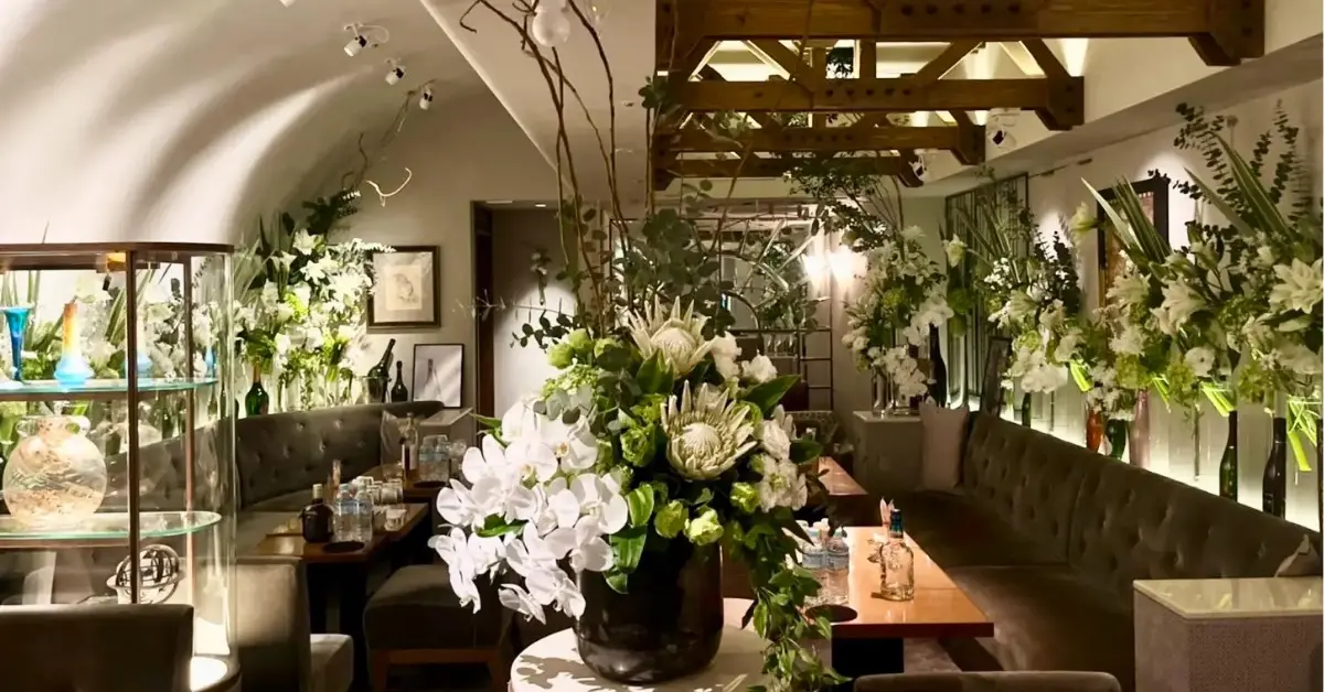 銀座アオキ（葵木）のメインフロアを撮影した店内内装