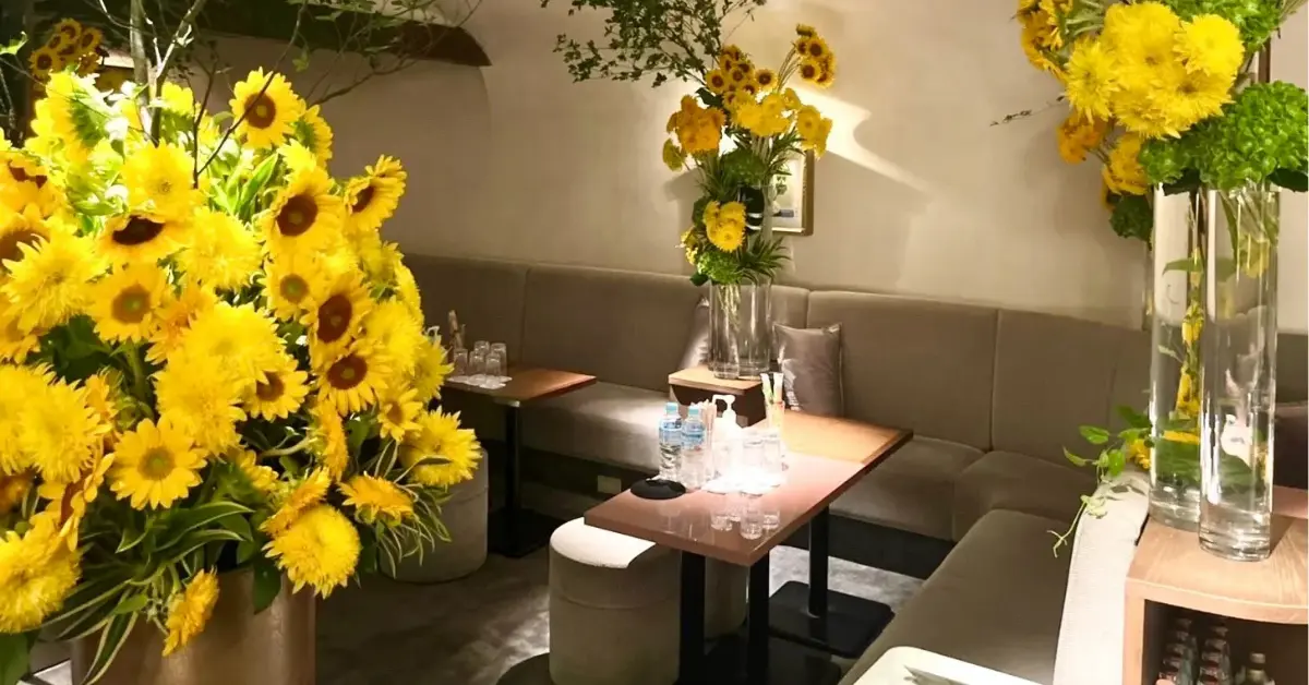 銀座アオキ（葵木）のメインフロアをソファ側から撮影した店内内装