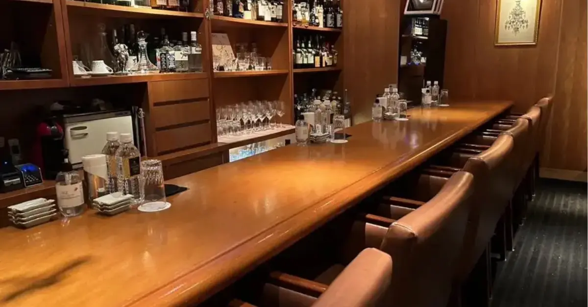 銀座アルゴ（ARGO）のカウンターを撮影した店内内装