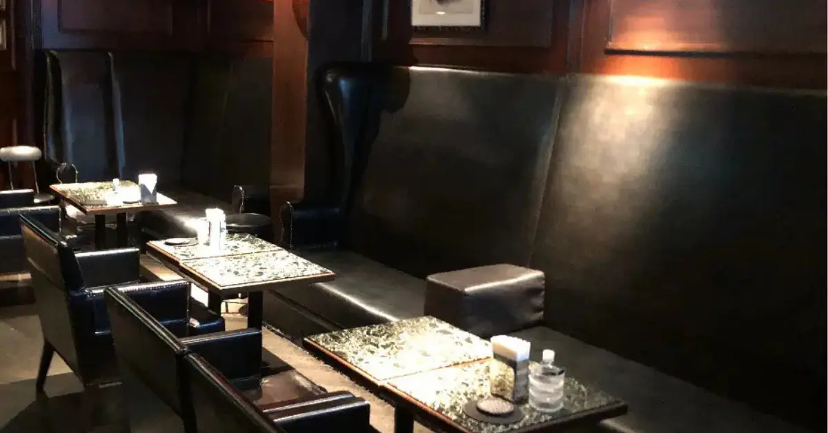 銀座アル（Art）のメインフロアを通路側から撮影した店内内装