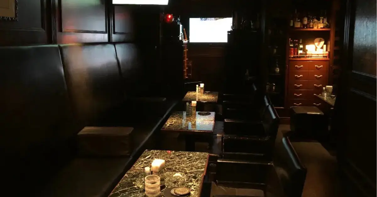 銀座アル（Art）のメインフロアをテーブル側から撮影した店内内装