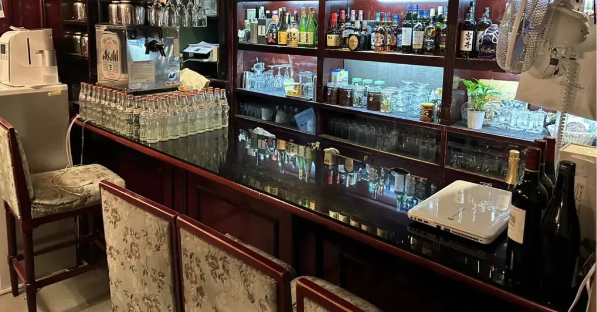 銀座アシダ（あし田）のカウンターを撮影した店内内装