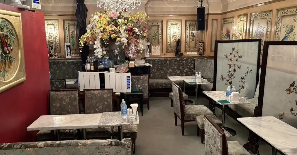 銀座アシダ（あし田）のメインフロアを通路側から撮影した店内内装