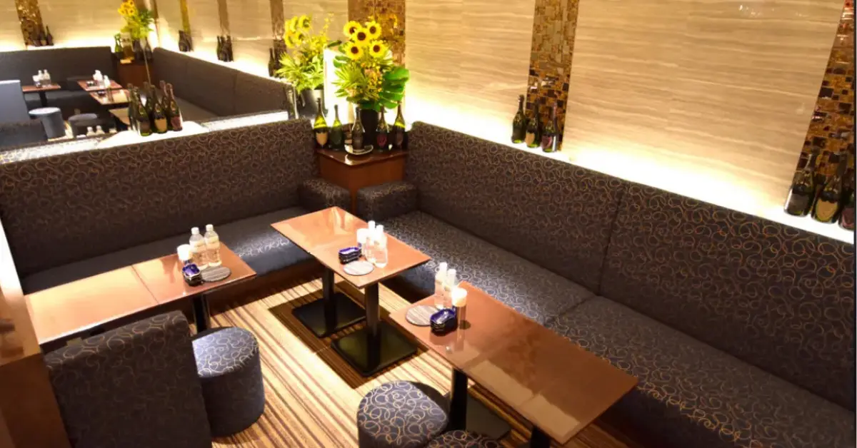 銀座アヤセ（綾瀬）のメインフロアを撮影した店内内装