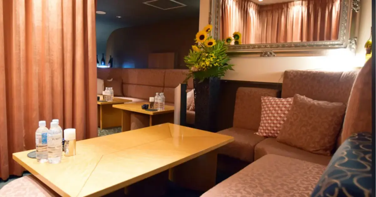 銀座アヤセ（綾瀬）のメインフロアをソファ側から撮影した店内内装