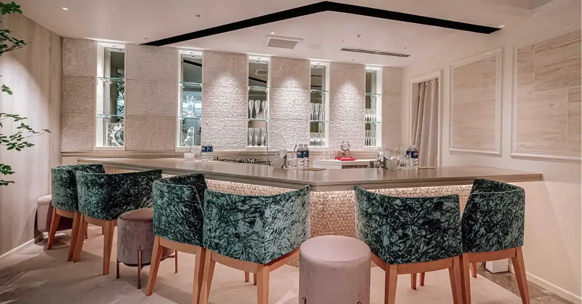 銀座ブレアドゥー（Blair deux）のカウンターを撮影した店内内装