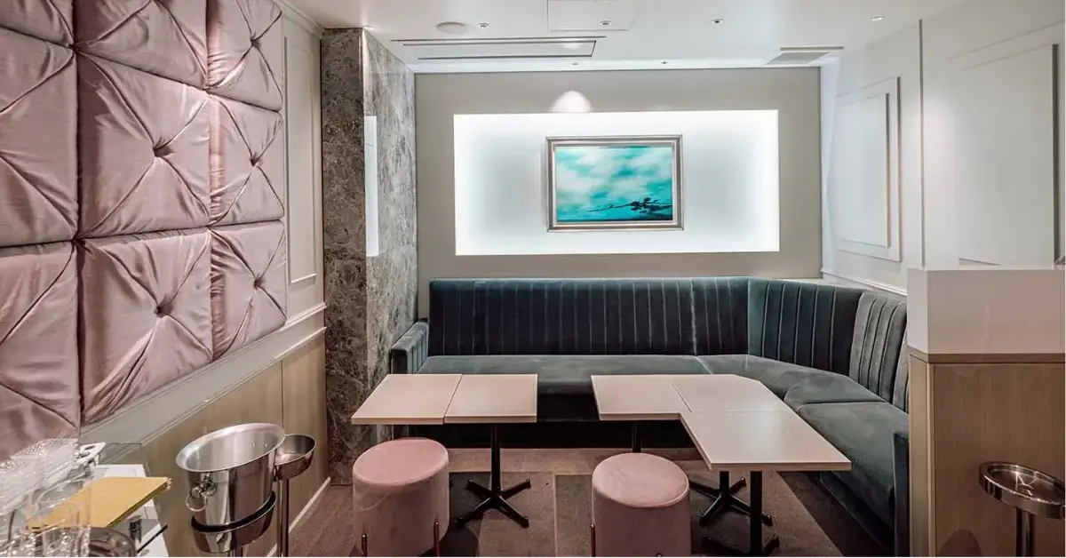 銀座ブレアドゥー（Blair deux）のメインフロアをソファ側から撮影した店内内装