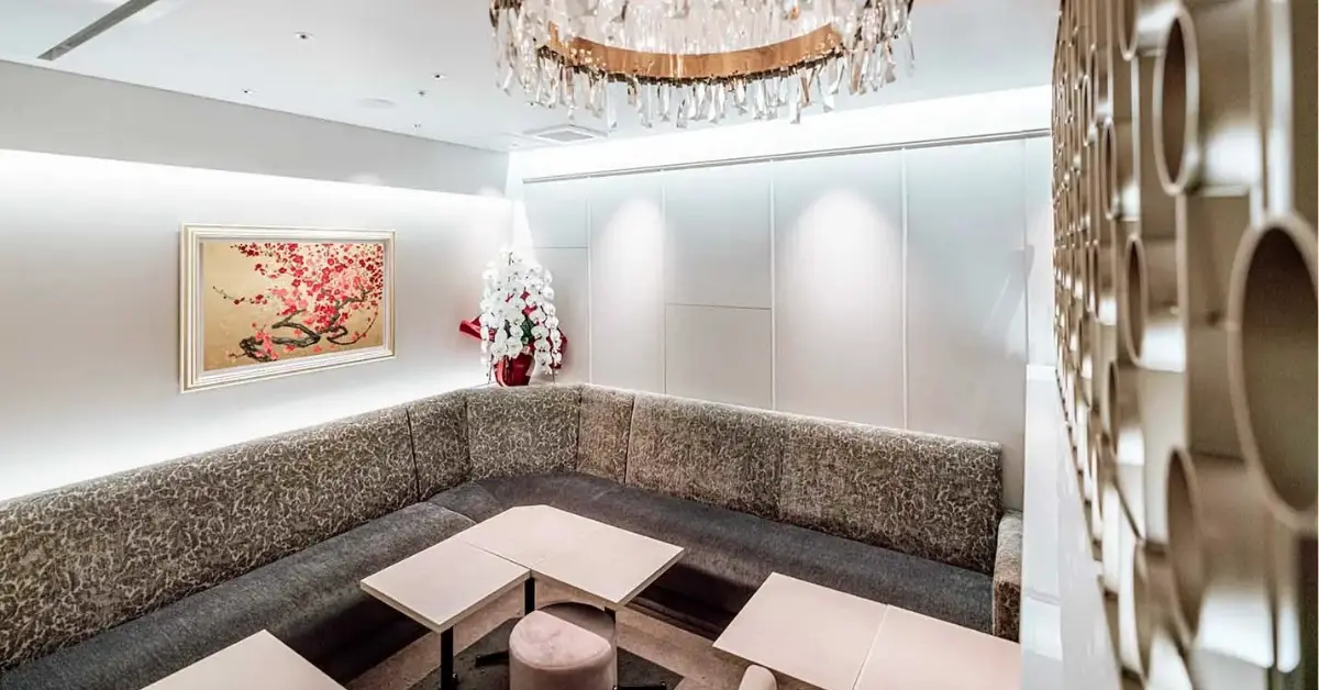 銀座ブレアドゥー（Blair deux）のメインフロアをテーブル側から撮影した店内内装