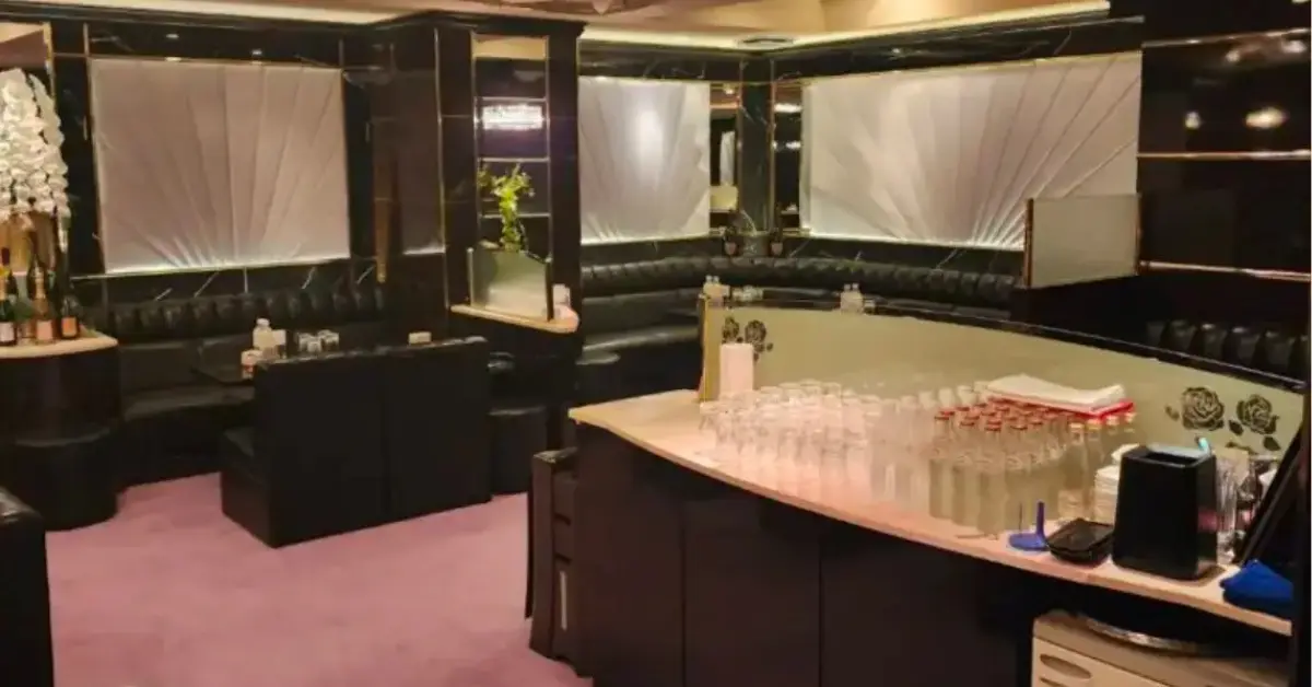 銀座カシェ（Cache）のメインフロアを通路側から撮影した店内内装