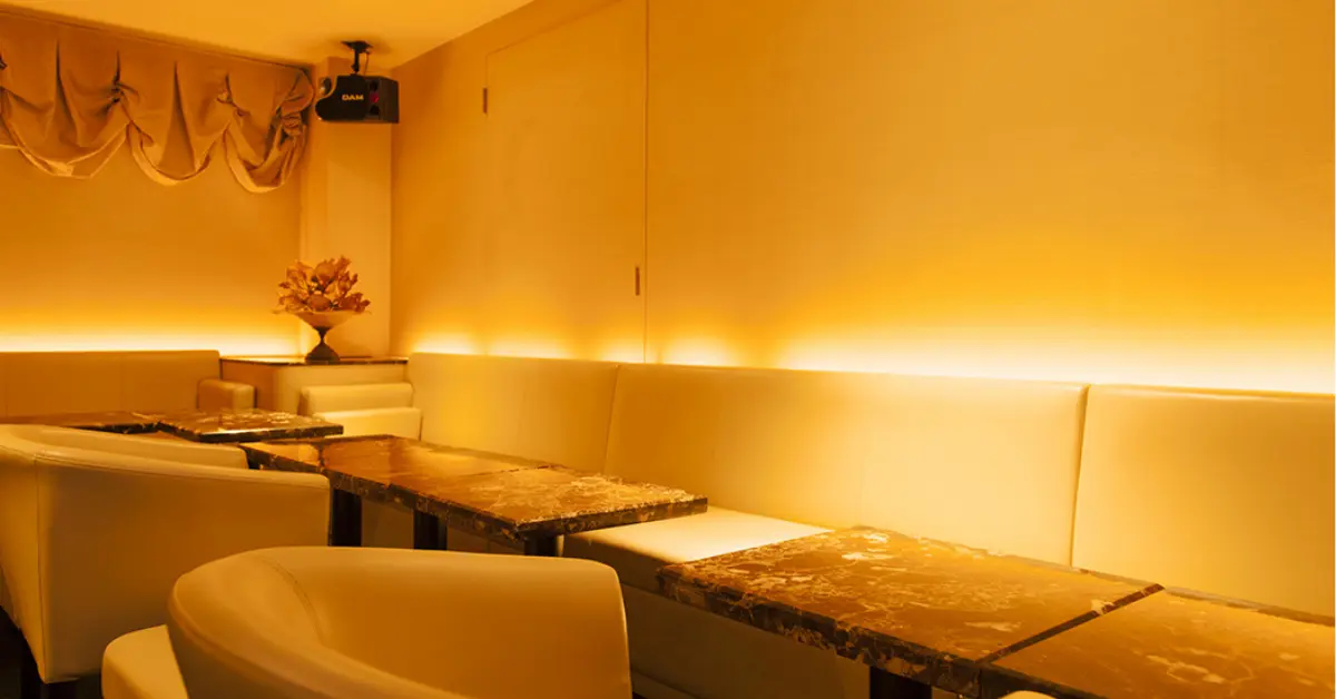 銀座チェリーパール（Cherry Pearl）のメインフロアをソファ側から撮影した店内内装