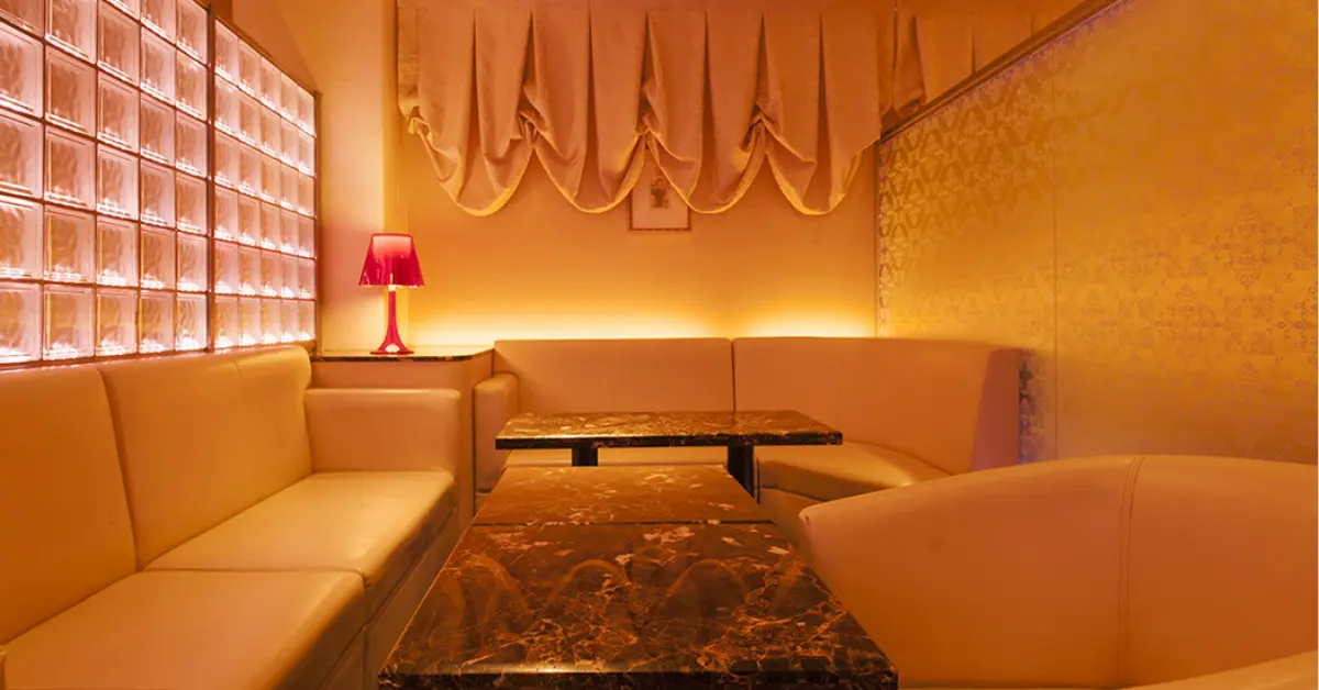 銀座チェリーパール（Cherry Pearl）のメインフロアをテーブル側から撮影した店内内装