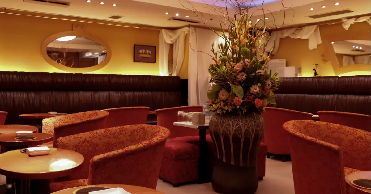 銀座クラブクラブ（club club）のメインフロアを通路側から撮影した店内内装