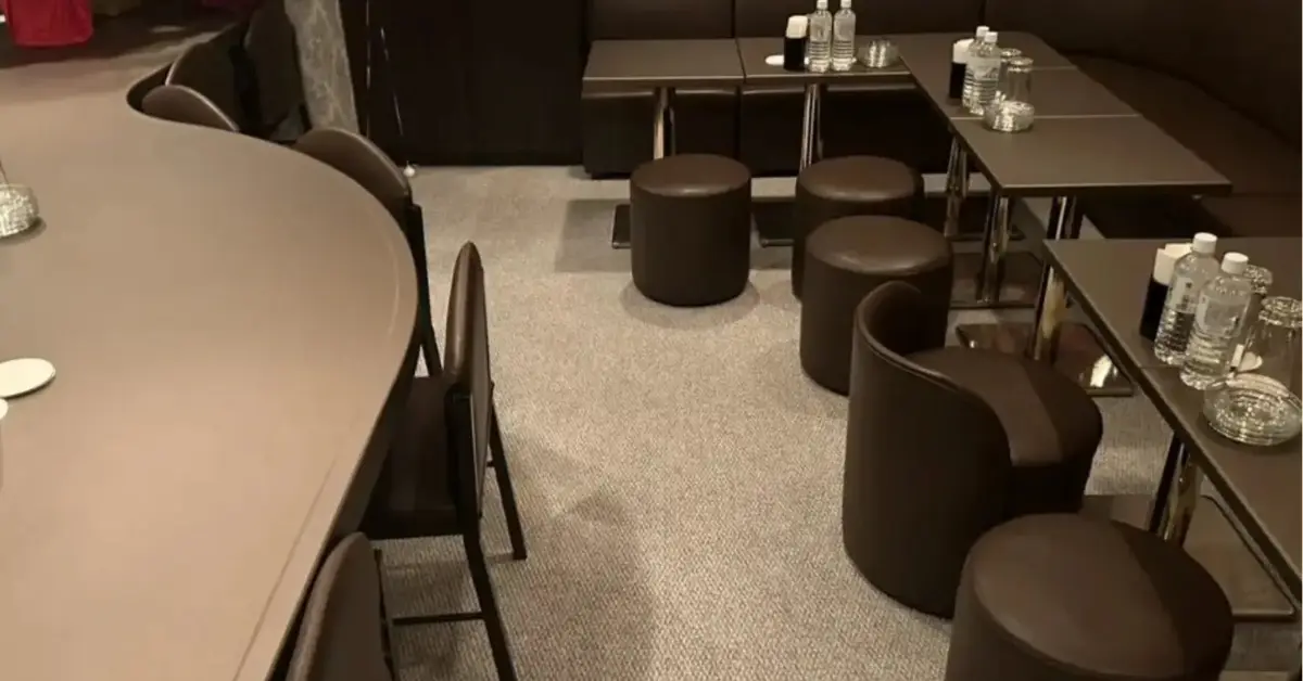 銀座クラブエン（Club en）のメインフロアを通路側から撮影した店内内装