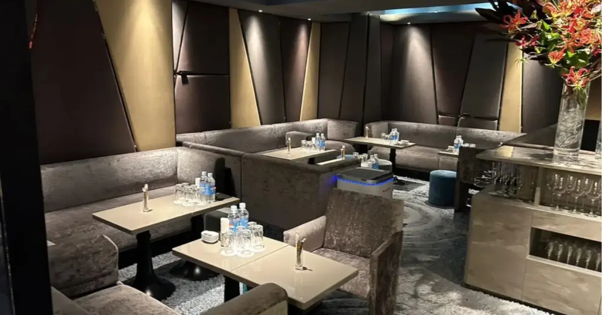 銀座クラブオー（Club O）のメインフロアを通路側から撮影した店内内装