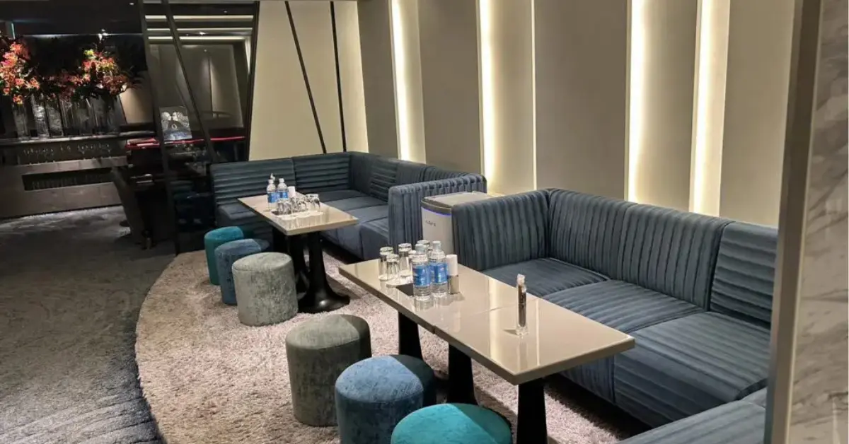 銀座クラブオー（Club O）のメインフロアをテーブル側から撮影した店内内装