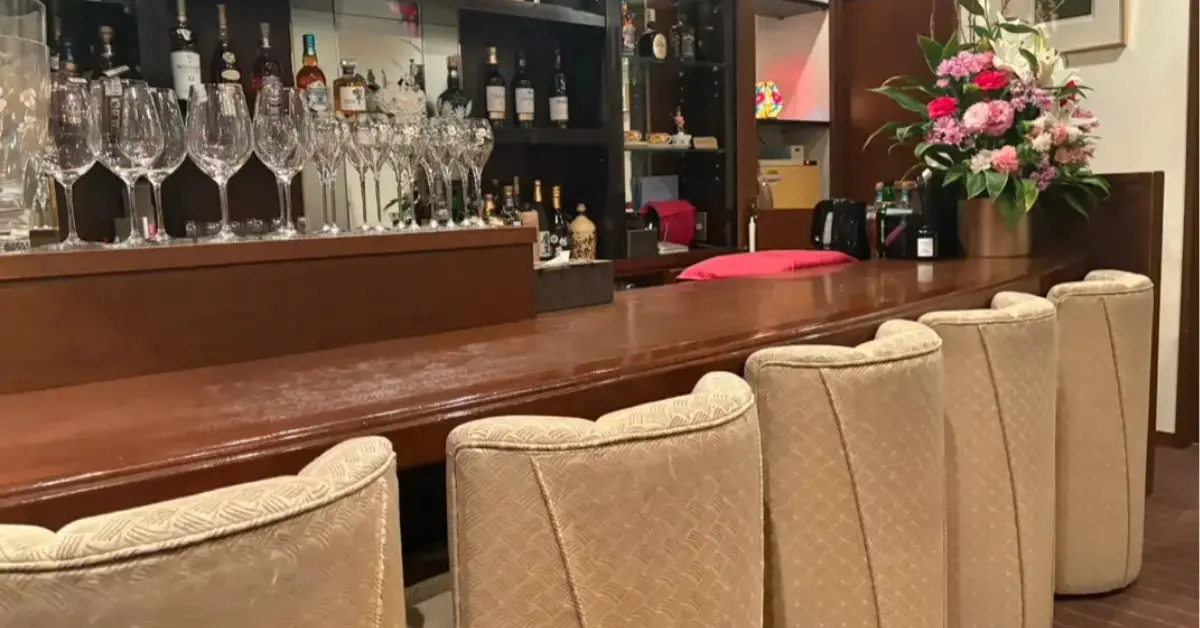 銀座アン（Club UN）のカウンターを撮影した店内内装