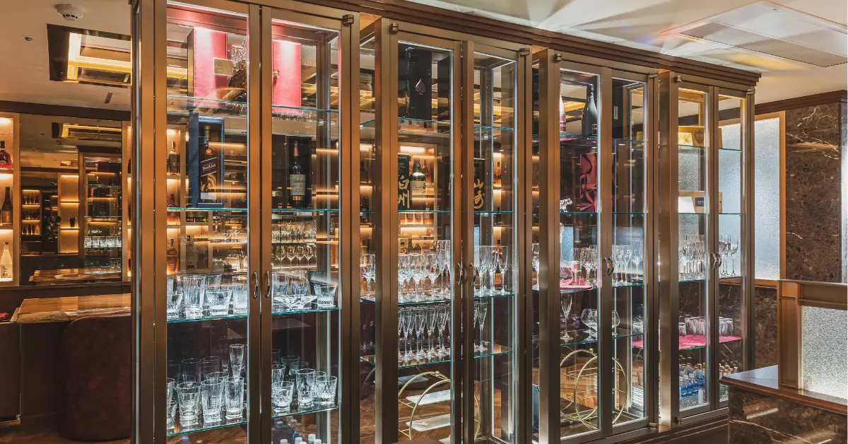 銀座ダミエ（Demier）のボトルディスプレイを撮影した店内内装