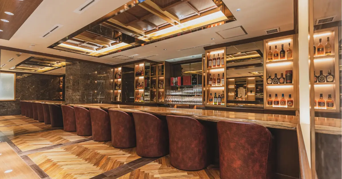 銀座ダミエ（Demier）のカウンターを撮影した店内内装