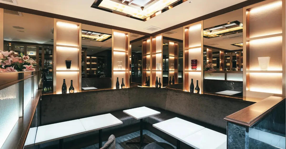 銀座ダミエ（Demier）のメインフロアを通路側から撮影した店内内装